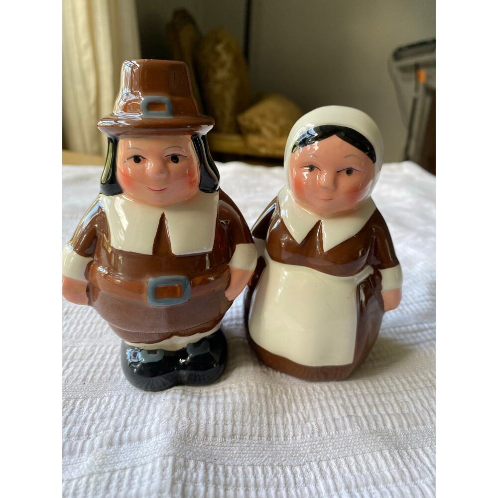 vintage Publix The Pilgrim Pair salt and pepper shakers set a pilgrim couple
